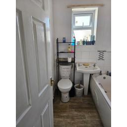 4 Ford Terrace - Bathroom.jpg