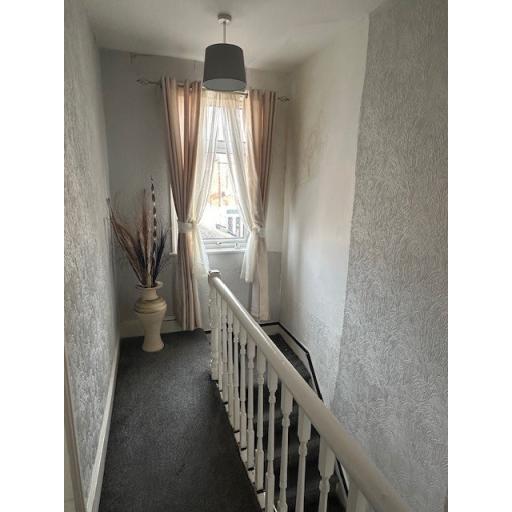 6 Pearl Street top of stairs.jpg