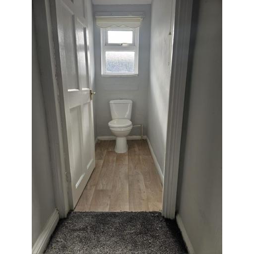 26 James Street - Toilet.jpg