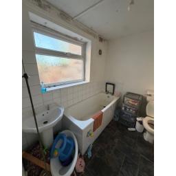 10a commercial Street Bathroom 2.jpg