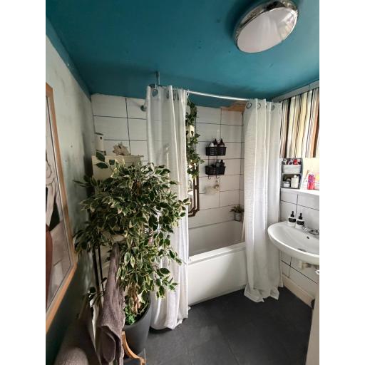 5 High Street F.hill bathroom.jpg