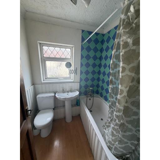 8 South View Bathroom.jpg