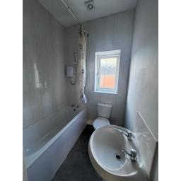 27 Dale St -  Bathroom.jpg